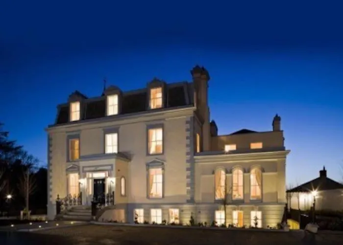 Award Winning, 2 Bedroom Apartment.10Mins To City
