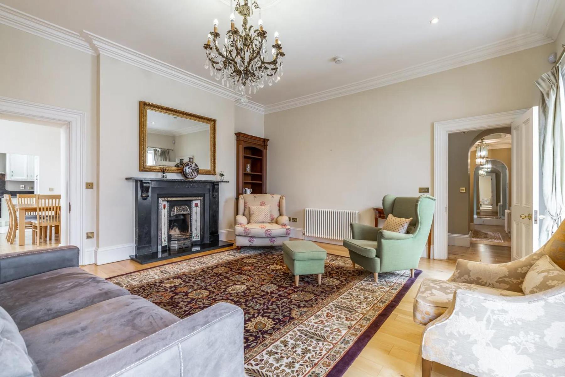 Award Winning, 2 Bedroom Apartment.10mins To City